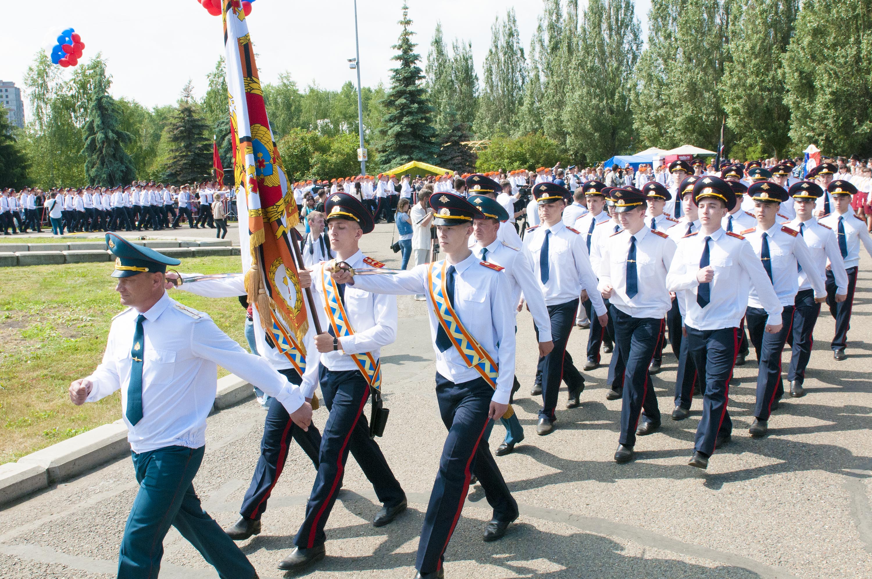 485 выпускников губернаторских учебных заведений получили дипломы, аттестаты зрелости и именные часы