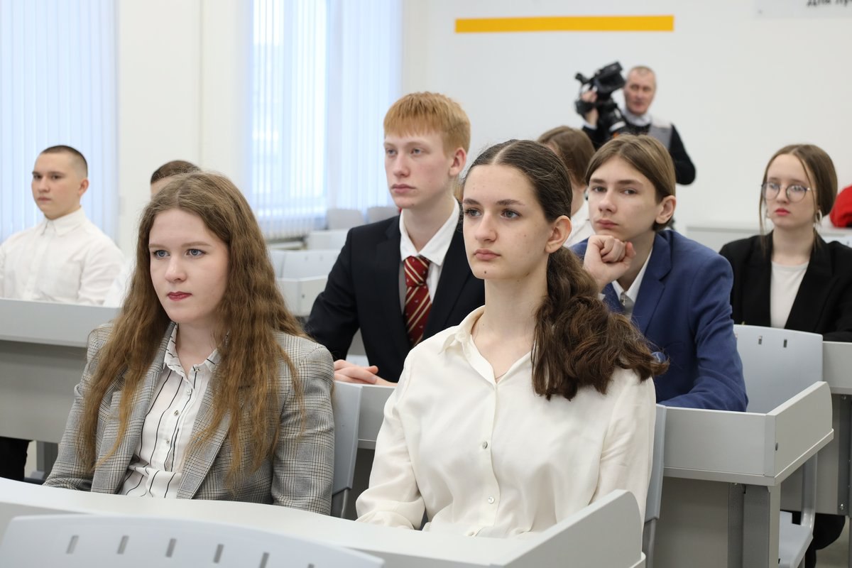 Сегодня в Сибирском государственном индустриальном университете стартовал трехдневный фестиваль «Бардин.Легенда».