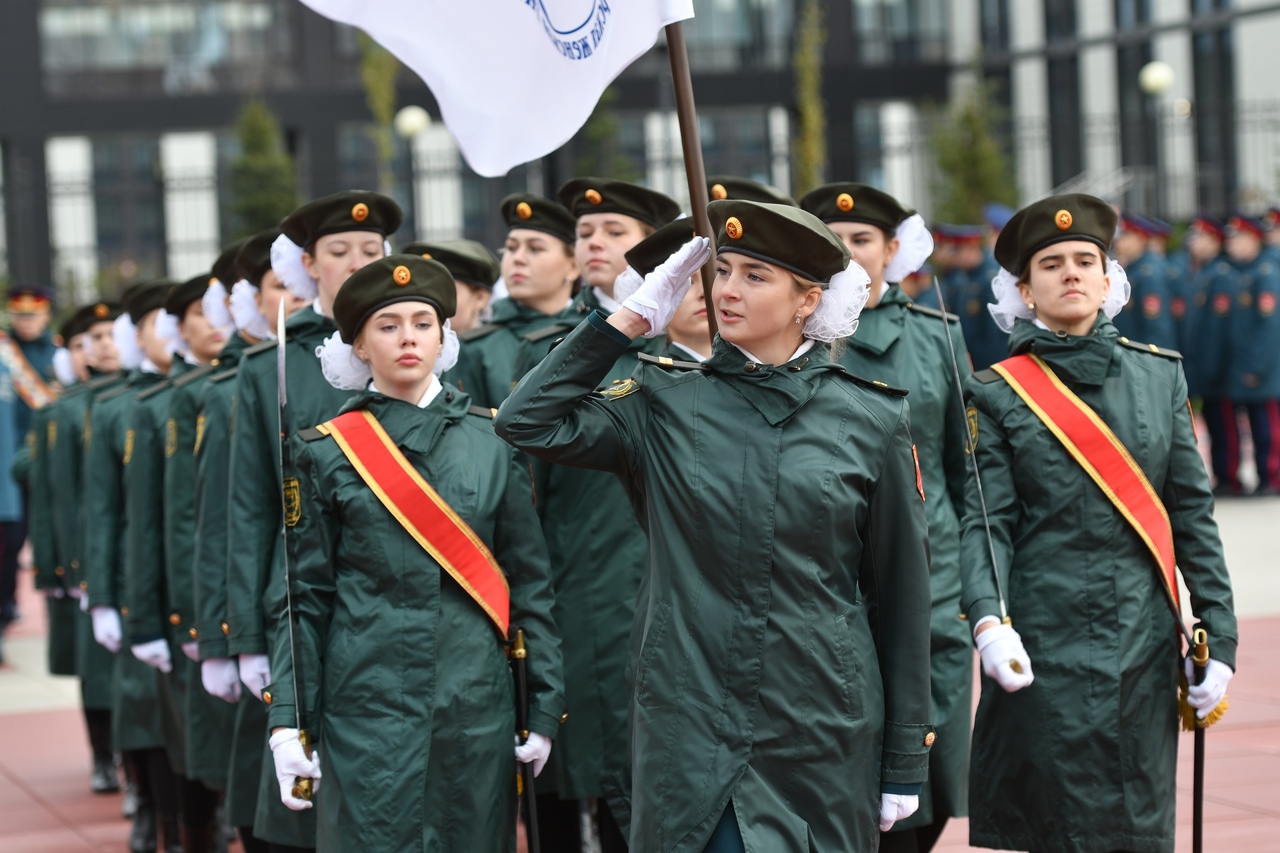 Первокурсники Губернаторской кадетской школы МЧС, воспитанницы кадетских классов Губернаторской женской гимназии и обучающиеся кадетских классов школ Кузбасса дали клятву служения Родине